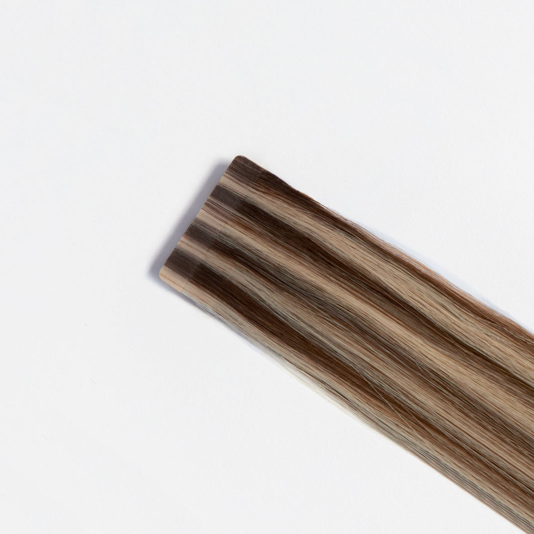 Richy Hair Sveriges Classic tejp hår extension mot en vit bakgrund.