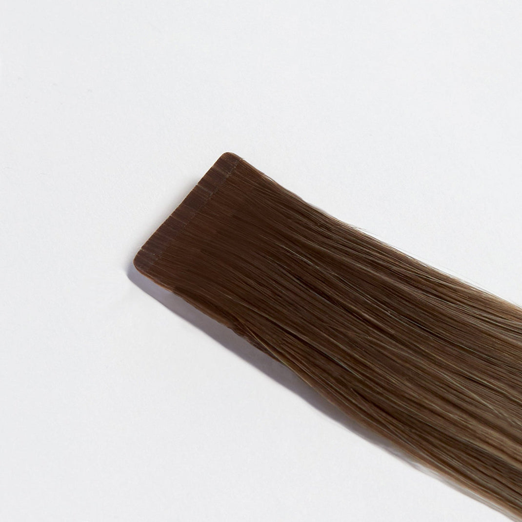 Richy Hair Sveriges Invisible tejp hår extension mot en vit bakgrund.