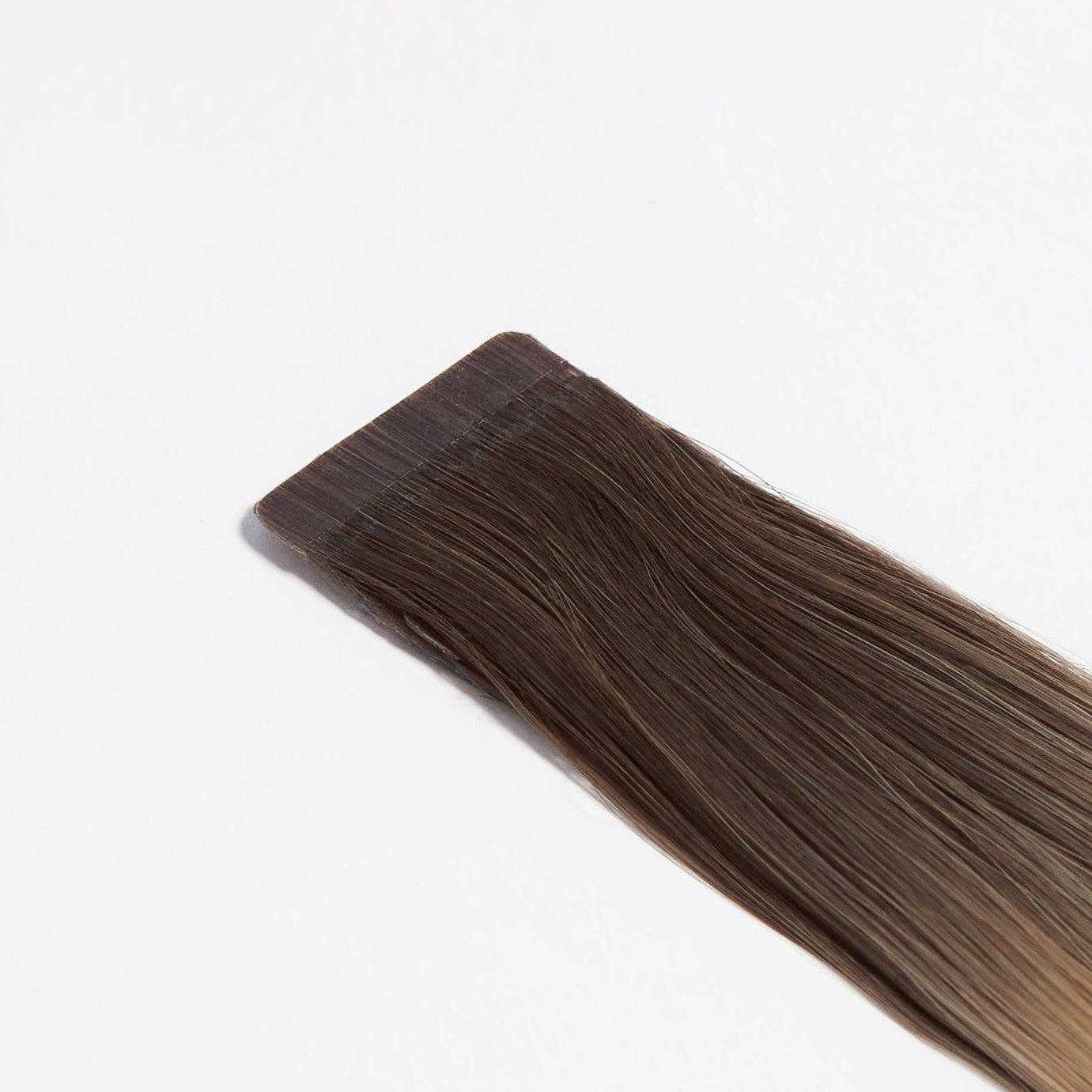 Richy Hair Sveriges Slim tejp hår extension mot en vit bakgrund.